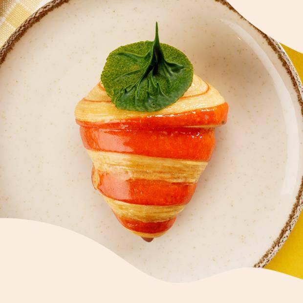 Karottenförmiger Croissant mit Lebkuchengewürz