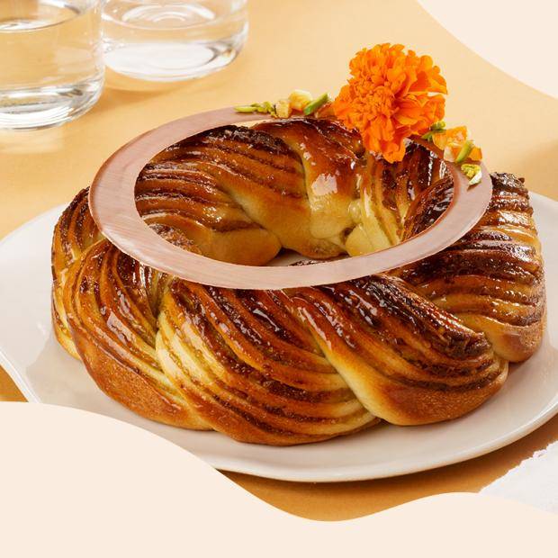 Brioche gefüllt mit Pistazie und Orange